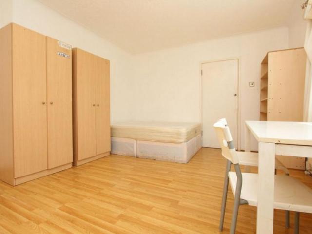 Room for rent in Cann Hall, Greater London