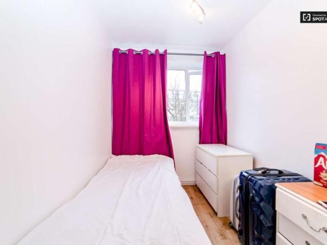 Room for rent in Lyons, Greater London