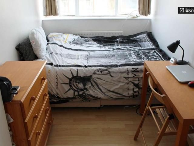 Room for rent in Lyons, Greater London