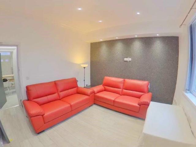 Room for rent in Hyde Park, West Yorkshire
