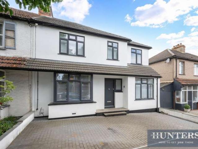 Studio for sale in Worcester Park, Greater London