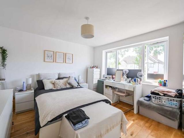 Terraced House for sale in Chingford, Highams Park