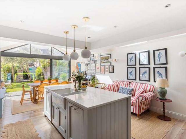 Cottage for sale in Summerstown, Greater London