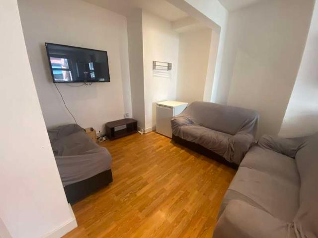 Cottage for rent in Woodhouse, West Yorkshire