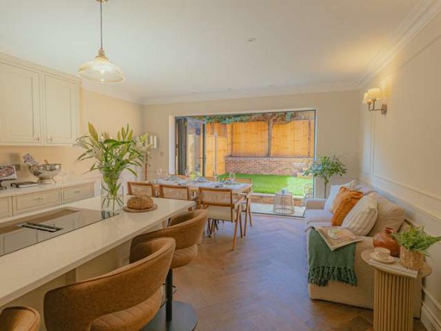 Cottage for sale in West Hampstead, Greater London
