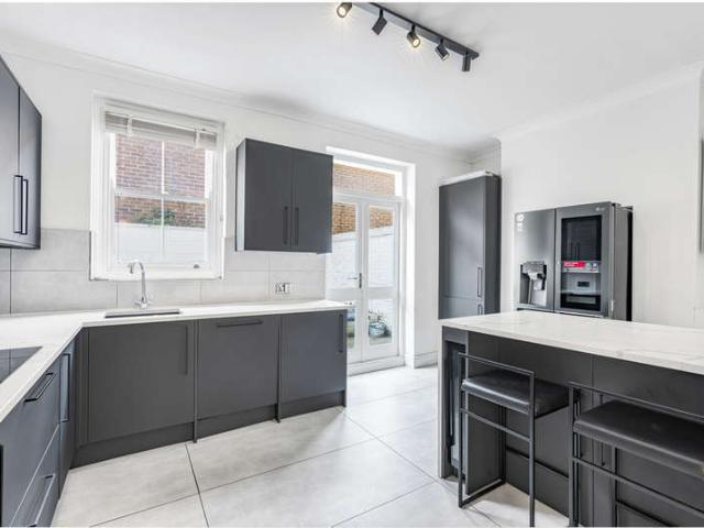 Cottage for sale in Brompton, Greater London