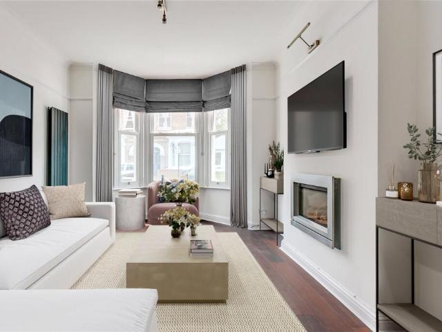 Terraced House for rent in Chiswick