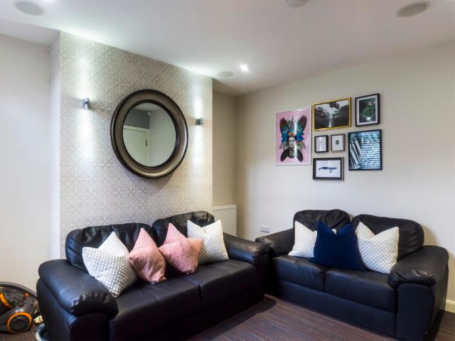 Terraced House for rent in Stoke