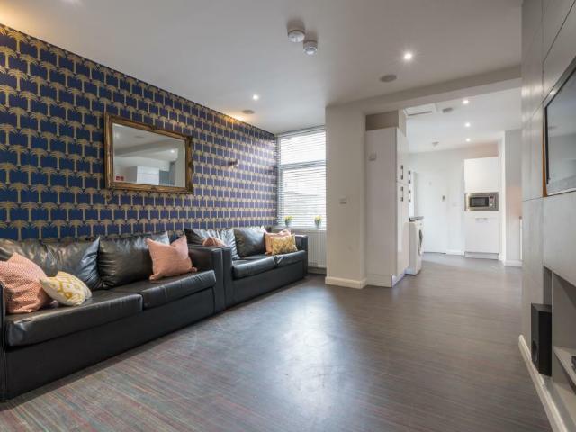Terraced House for rent in Stoke