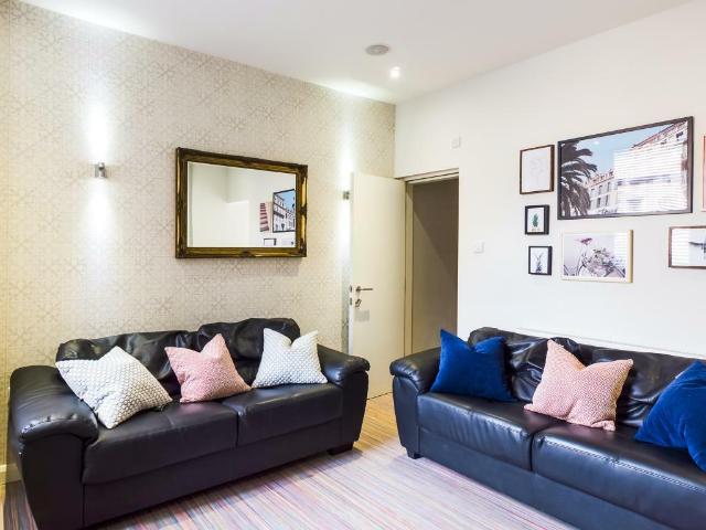 Terraced House for rent in Stoke