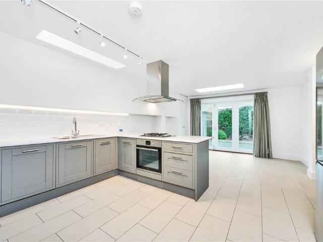 Terraced House for rent in Fulham