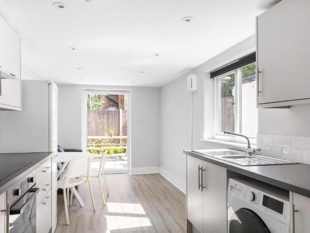 Terraced House for rent in Peckham