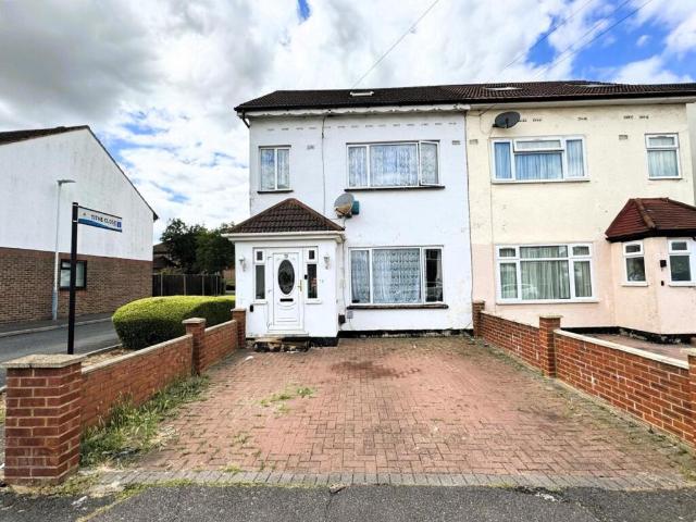 Terraced House for rent in Hayes