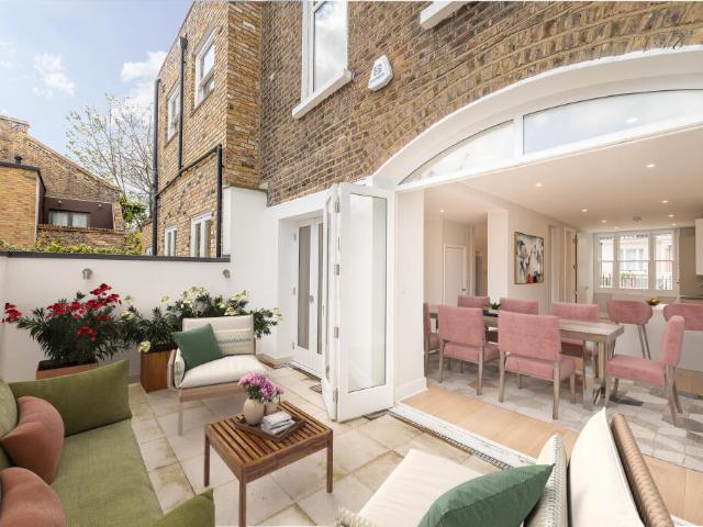Terraced House for rent in Primrose Hill