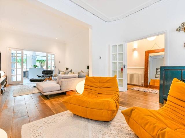 Terraced House for rent in Highgate