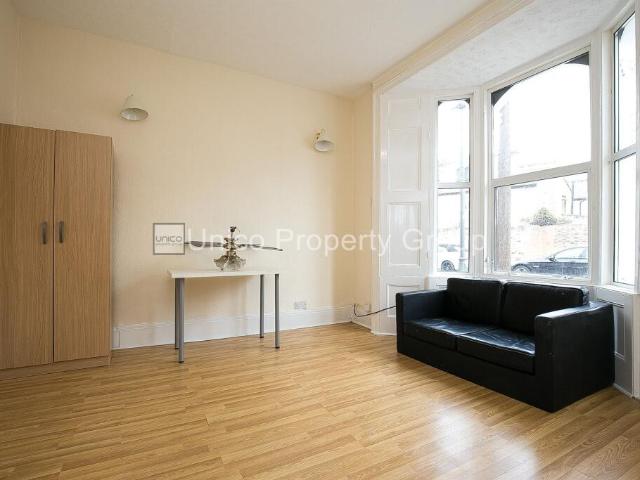 Terraced House for rent in London