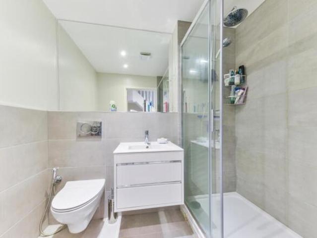 Cottage for rent in Walworth, Greater London