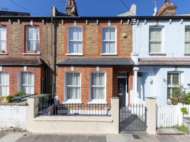 Terraced House for rent in West Kensington