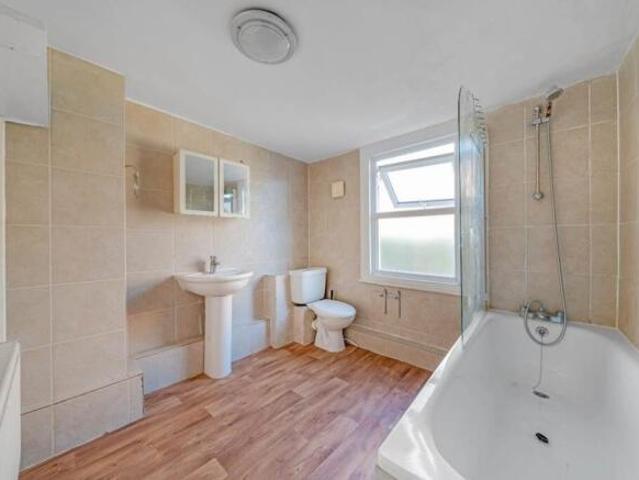 Cottage for rent in Cat Hill, England