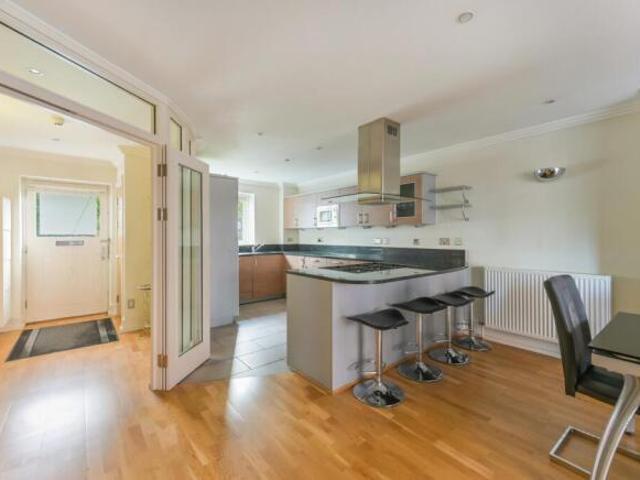 Cottage for rent in Brentford End, Greater London