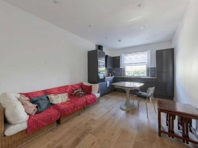 Cottage for rent in Tulse Hill, Greater London