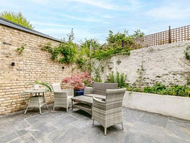 Cottage for rent in Cat Hill, England