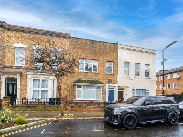House for sale in Shacklewell, Greater London