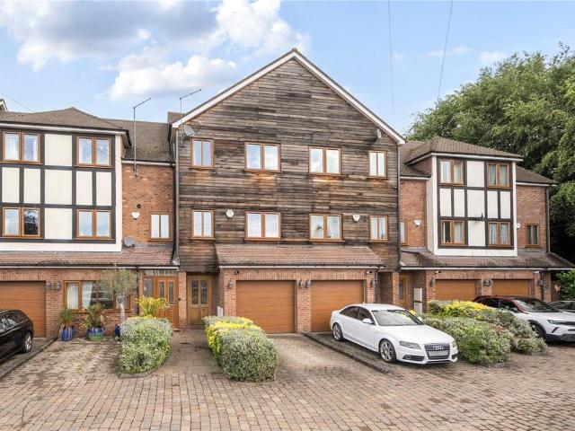House for sale in Batchworth, Hertfordshire