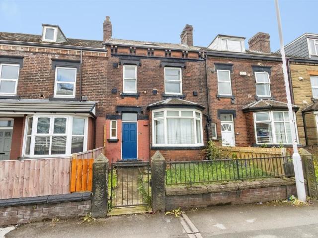 House for sale in East End Park, West Yorkshire