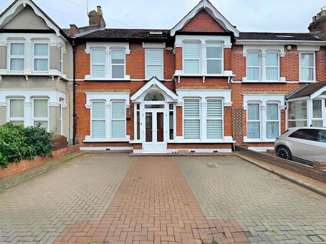 House for sale in Seven Kings, Greater London