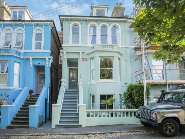 House for sale in Upton, Acol