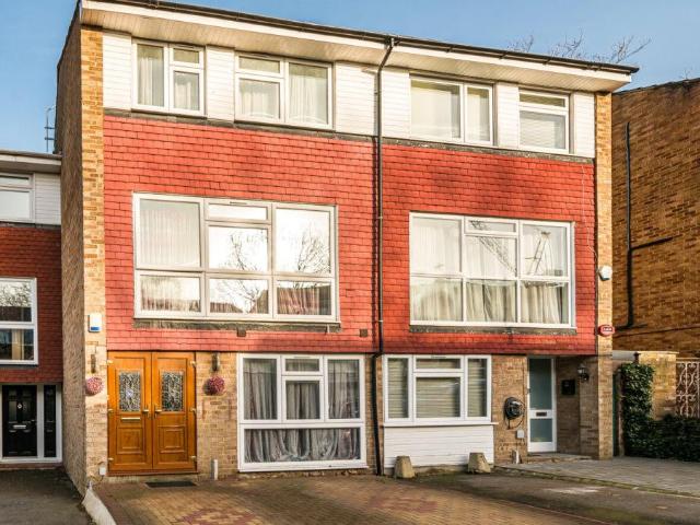 House for sale in London Borough of Ealing, Perivale