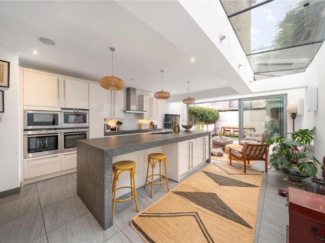 House for sale in West Kensington, Greater London