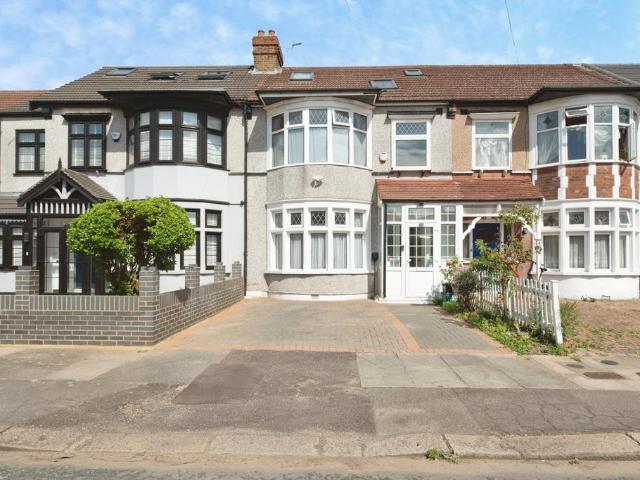 House for sale in Newbury Park, Greater London