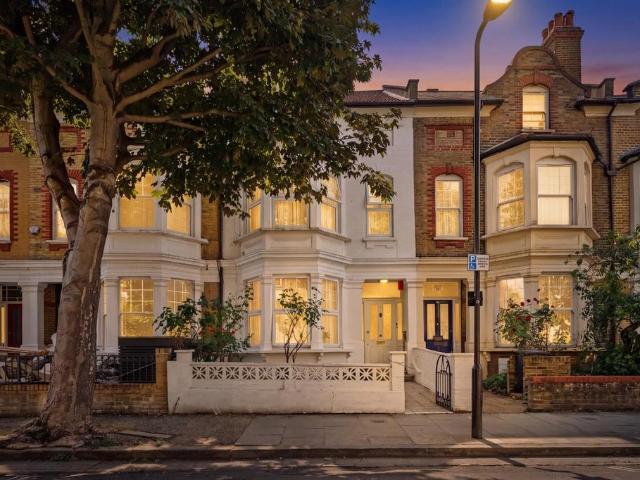House for sale in Stoke Newington, Greater London