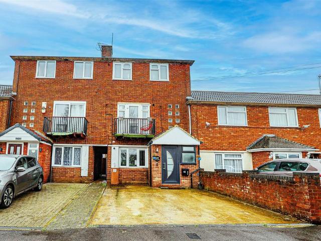 House for sale in Bennetts End, Pouchen End