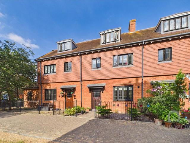 House for sale in Upton