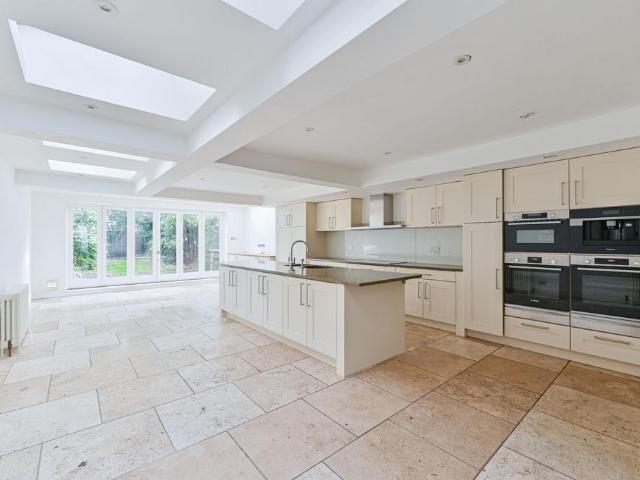 House for sale in Abbeville Village, Greater London