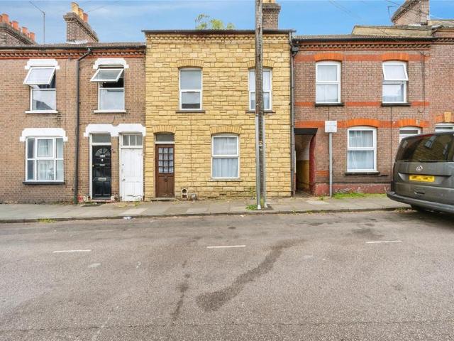 House for sale in Spring Park, Luton