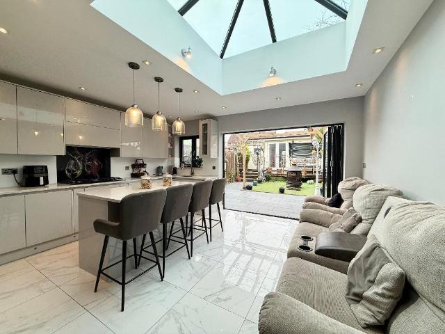 House for sale in Spring Park, Luton