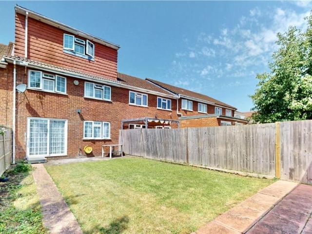 House for sale in London Borough of Ealing, Greenford