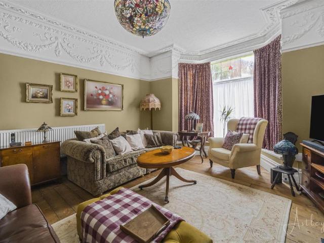 House for sale in Cimla, Neath