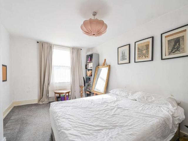 House for sale in Shacklewell, Greater London