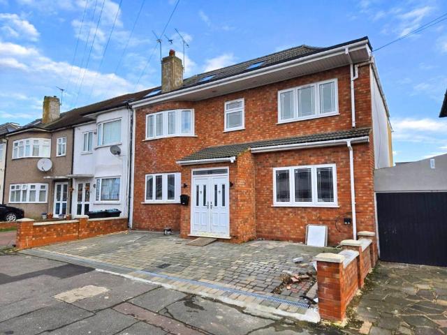House for sale in Newbury Park, Greater London