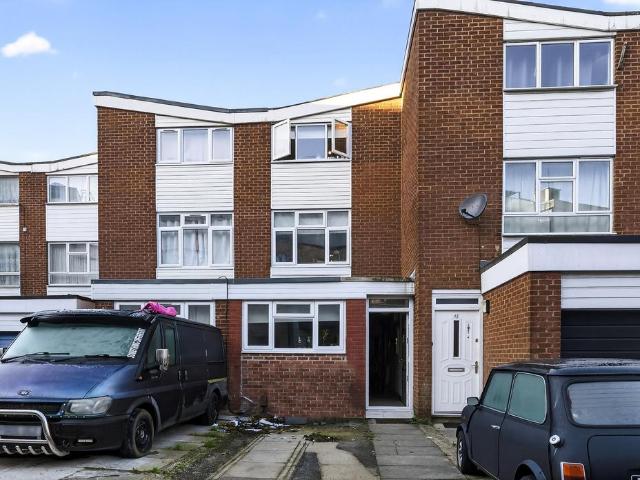 House for sale in Queen's Park, Greater London
