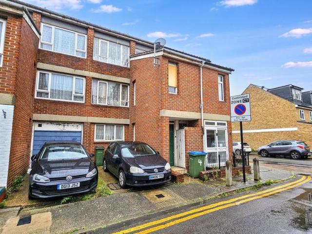 House for sale in East Greenwich, Greater London