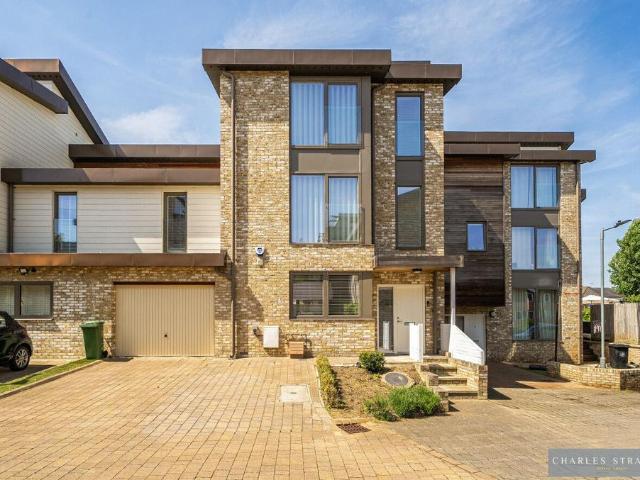 House for sale in Gidea Park, Greater London