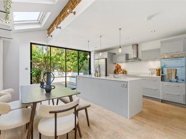 House for sale in Clapham Junction, Greater London