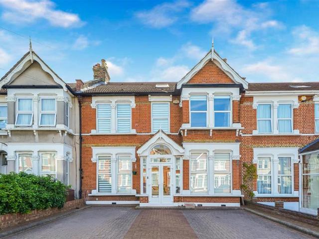 House for sale in Seven Kings, Greater London
