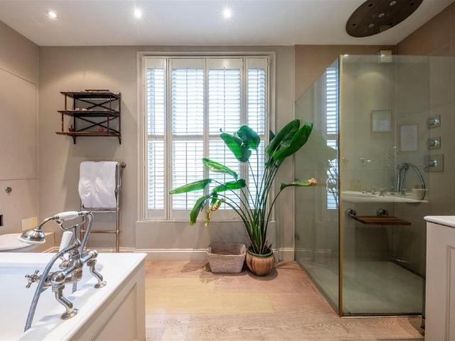 House for sale in Earl's Court, Greater London